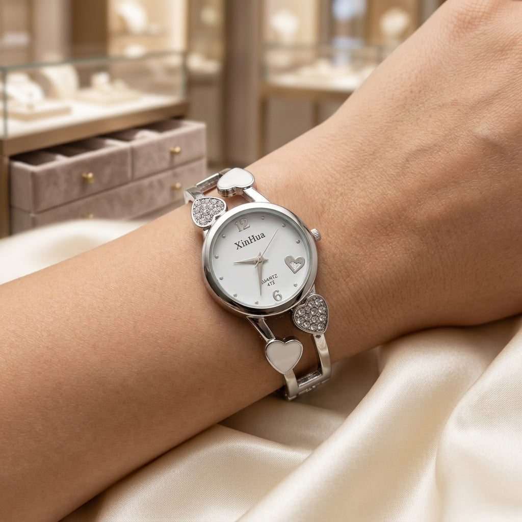 Montre Bracelet Jonc Femme Cœurs et Strass – jonc argenté, cadran blanc, cœurs blancs et strass, portée au poignet